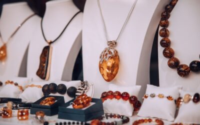 Biżuteria z bursztynu w nowoczesnej stylizacji – jak nosić ją bez efektu retro?